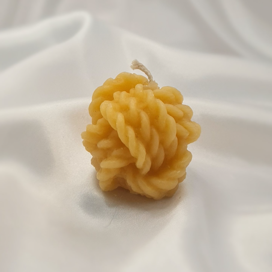 "Illuminate Elegance: Handcrafted 100% Beeswax Rope Knot Candle - Nature's Artistry in Every Knot"