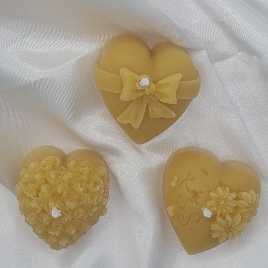 "Heartfelt Glow: 3 Elegant Beeswax Heart Candles for a Cosy, Romantic Ambiance"